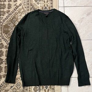Banana Republic V-Neck Sweater in Deep Green